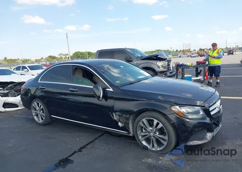 2017 Mercedes-Benz C 300 Luxury/Sport z USA, uszkodzony, nr VIN 55SWF4JB2HU210109